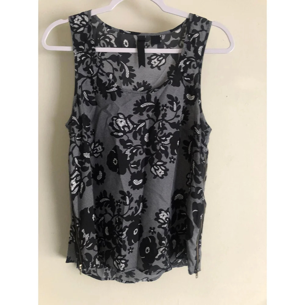 Women’s floral top Medium